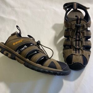 HI-TEC woman’s Cove style walking/Hiking shoes size 8